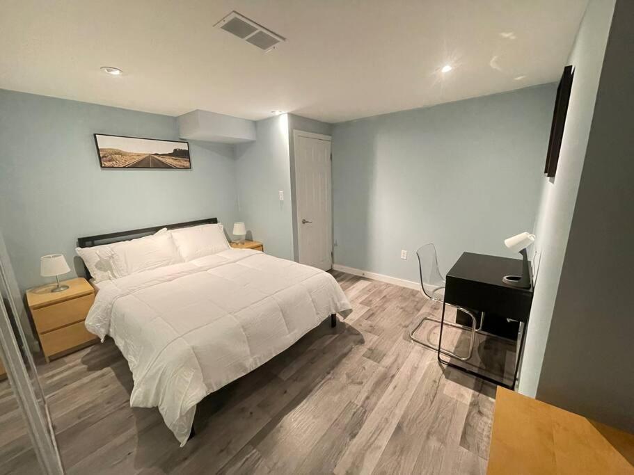 Lovely 2 Bedroom Basement Apartment In טורונטו מראה חיצוני תמונה