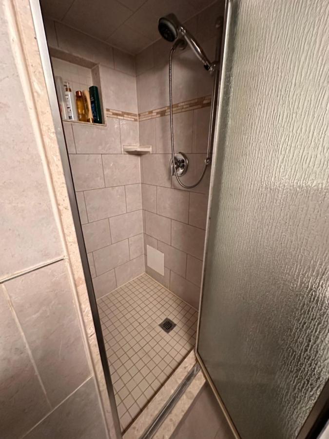 Lovely 2 Bedroom Basement Apartment In טורונטו מראה חיצוני תמונה